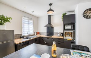 ثلاجة، فرن، موقد طهي مسطح، غسالة أطباق