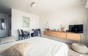 1 chambre, fer et planche à repasser, lit de bébé portatif