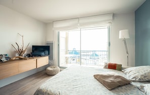 1 chambre, fer et planche à repasser, lit parapluie