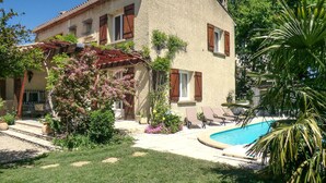 A two-story house with a swimming pool, surrounded by greenery and a pergola. - Stunning home in Vedène (Vedène)