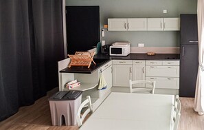 Réfrigérateur, four, cafetière/bouilloire
