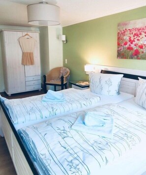 1 bedroom, travel crib