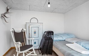 4 bedrooms, travel crib, free WiFi