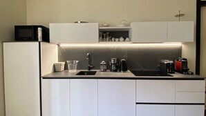 Een koffiezetapparaat/waterkoker, een koelkast, een magnetron