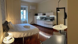 1 slaapkamer, een bureau, wifi, beddengoed