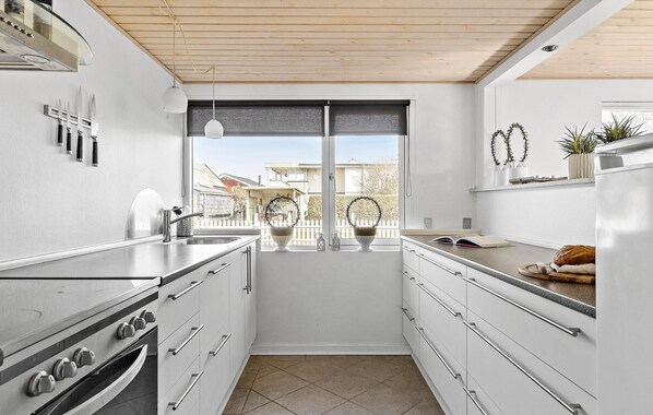 Kühlschrank, Ofen, Herdplatte, Wasserkocher mit Kaffee-/Teezubehör