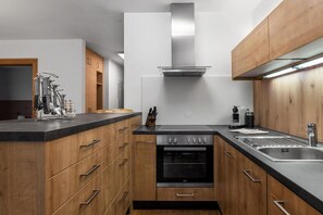 Fridge, oven, stovetop, dishwasher