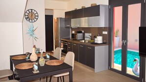 Ferienhaus, 2 Schlafzimmer, eigener Pool, Gartenblick | Esszimmer