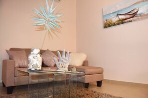 Casa, 2 habitaciones, piscina privada, vistas al jardín | Sala de estar | Libros