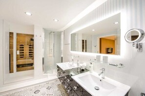 Shower, hair dryer, towels - Holiday apartment Wellness Lodge (Wernigerode)