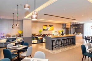A modern kitchen with a central island, bar stools, and pendant lighting. - Home Inn Neo (Suzhou North High-Speed Railway Station Cailian Plaza) (Suzhou)