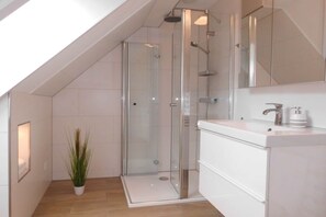 Dusche, Haartrockner, Handtücher