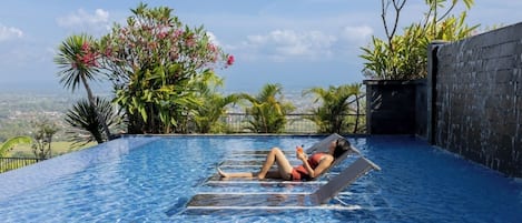3 hồ bơi ngoài trời