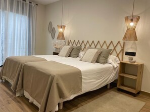 Appartement, 3 slaapkamers, airconditioning, aan zee | Geluiddichte muren, een strijkplank/strijkijzer, gratis babybedden