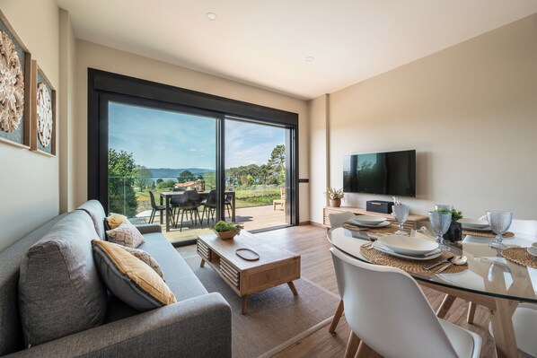 Appartamento, 2 camere da letto, vista mare, piano elevato | Area soggiorno | Smart TV 40 pollici con canali digitali