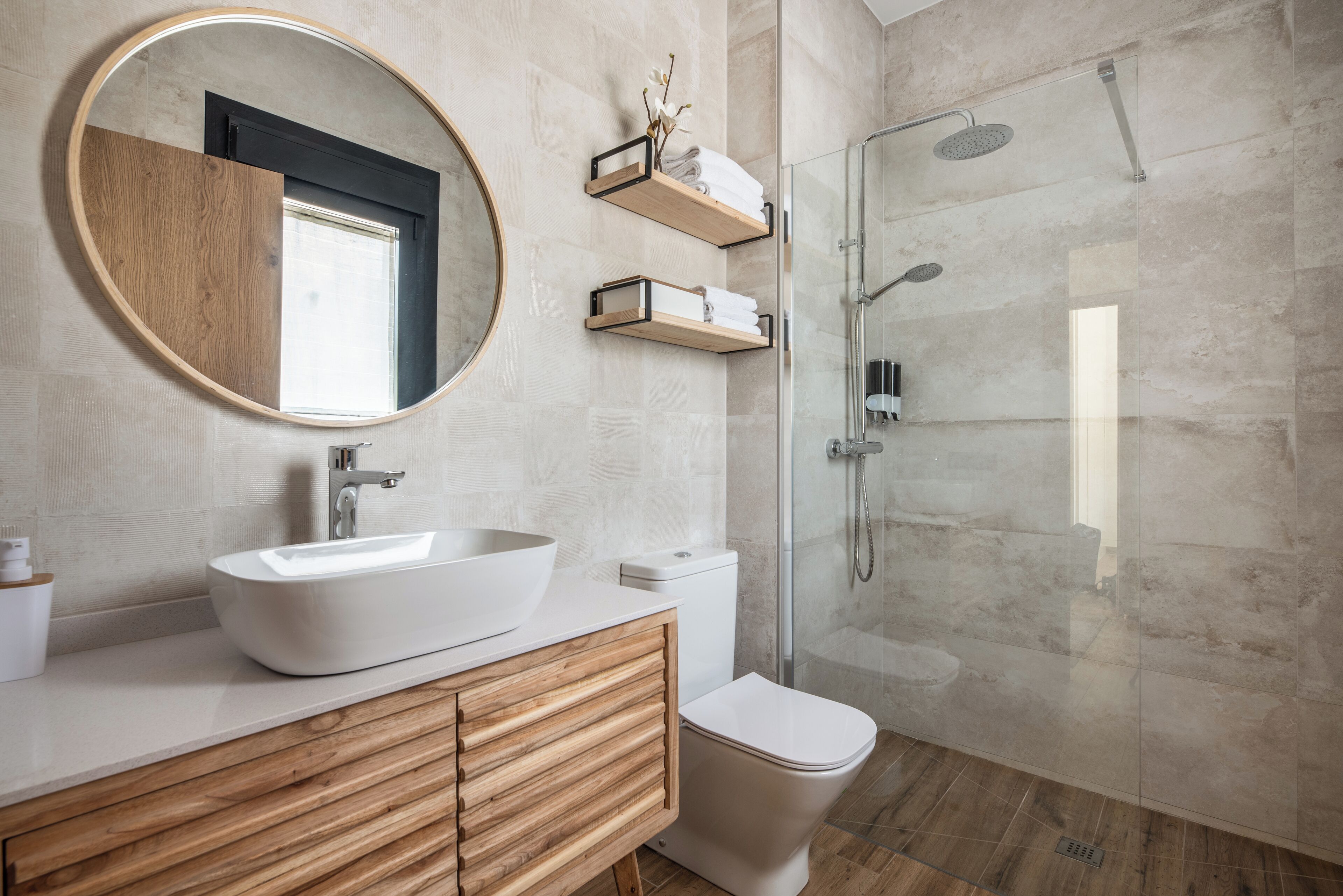 Apartamento, 2 habitaciones, vistas al mar, en una planta alta | Baño | Ducha, secador de pelo, toallas y jabón