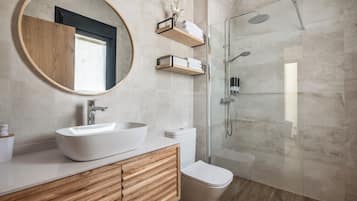 Apartamento, 2 habitaciones, vistas al mar, en una planta alta | Baño | Ducha, secador de pelo, toallas y jabón