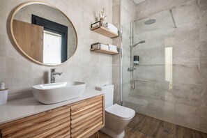 Apartment, 2 Schlafzimmer, Meerblick, Turm | Badezimmer | Dusche, Haartrockner, Handtücher, Seife