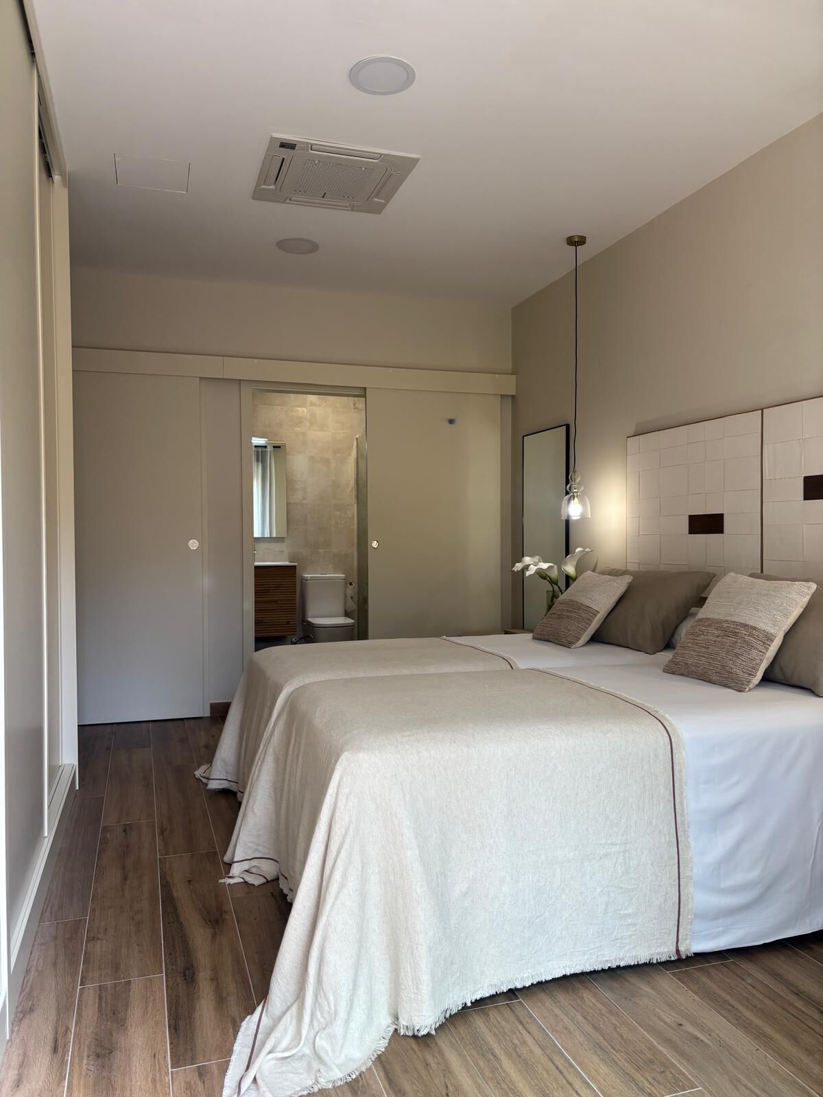 Apartemen, 3 kamar tidur, AC, tepi laut | Kedap suara, setrika/meja setrika, dan tempat tidur bayi gratis