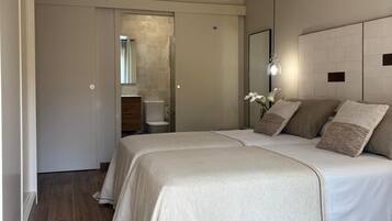 Apartament, 3 dormitoris, aire condicionat, primera línia de mar | 2 dormitoris, habitacions insonoritzades i planxa i posts de planxar