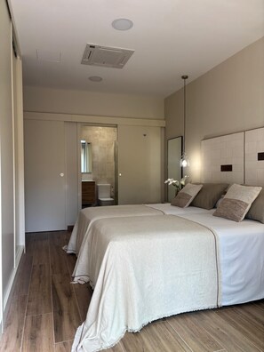 Appartement, 3 slaapkamers, airconditioning, aan zee | Geluiddichte muren, een strijkplank/strijkijzer, gratis babybedden