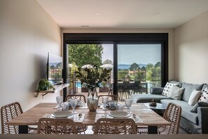 Appartamento, 3 camere da letto, aria condizionata, fronte oceano | Area soggiorno | Smart TV 40 pollici con canali digitali