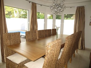 Vila, 5 quartos, piscina particular | Sala de jantar