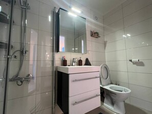 Yhteismajoitus, 1 makuuhuone, parveke | Kylpyhuone