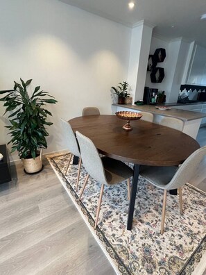 Yhteismajoitus, 1 makuuhuone, parveke | Ruokasali