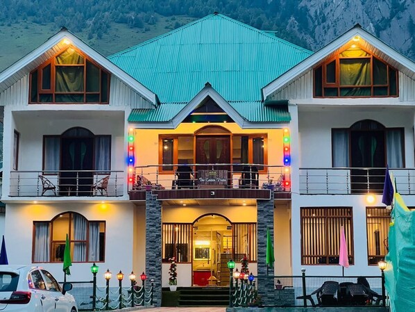 Front of property - Hotel Golden Peak Sonamarg (Gund)