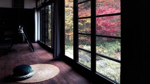 A room with large windows, a wooden floor, and a woven mat. - EXP. Atelier (Fujinomiya)