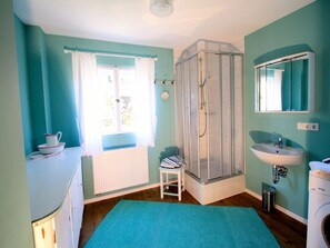 Douche, sèche-cheveux, serviettes fournies