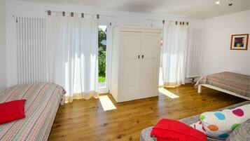 4 bedrooms, iron/ironing board, free WiFi, bed sheets