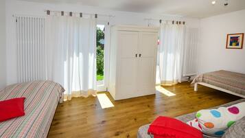 4 bedrooms, iron/ironing board, free WiFi, bed sheets