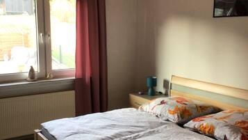 2 bedrooms, iron/ironing board, free WiFi, bed sheets