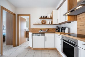 Fridge, microwave, oven, stovetop - Apartment 'Schilfbrise' with Balcony and Wi-Fi (Wunstorf)