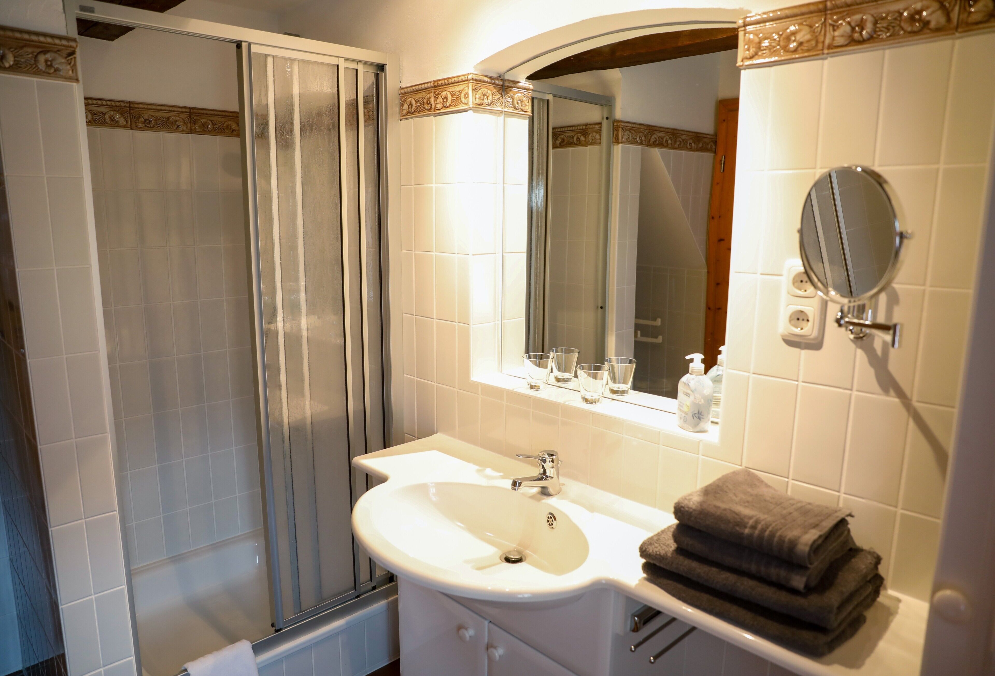 Een douche, een haardroger, handdoeken