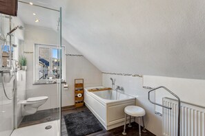 Douche, sèche-cheveux, serviettes fournies