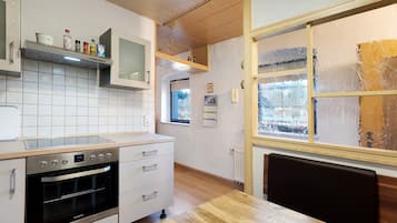 Jääkaappi, mikroaaltouuni, uuni, liesi