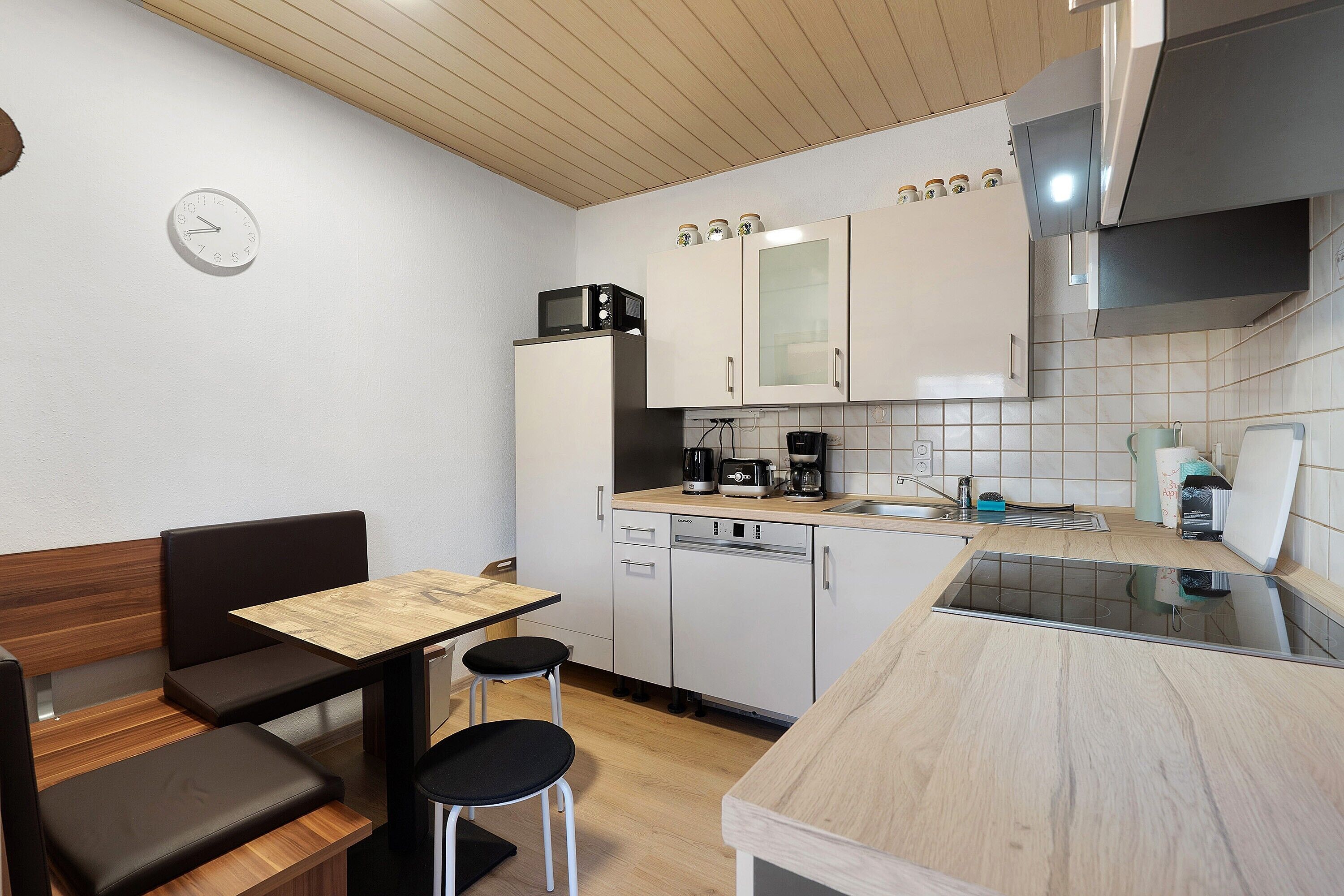 Køleskab, mikrobølgeovn, ovn, kogeplade