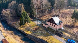 Une maison avec un toit en pente, un petit porche et une allée pavée.