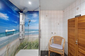 Een douche, een haardroger, handdoeken