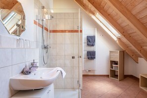 Douche, sèche-cheveux, serviettes fournies