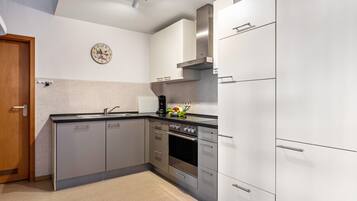 Refrigerador, horno, placa de cocina, lavavajillas