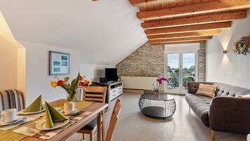 Een televisie en een stereo