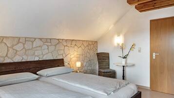 2 bedrooms, iron/ironing board, free WiFi, bed sheets
