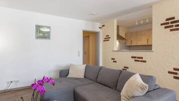 Een televisie en een stereo