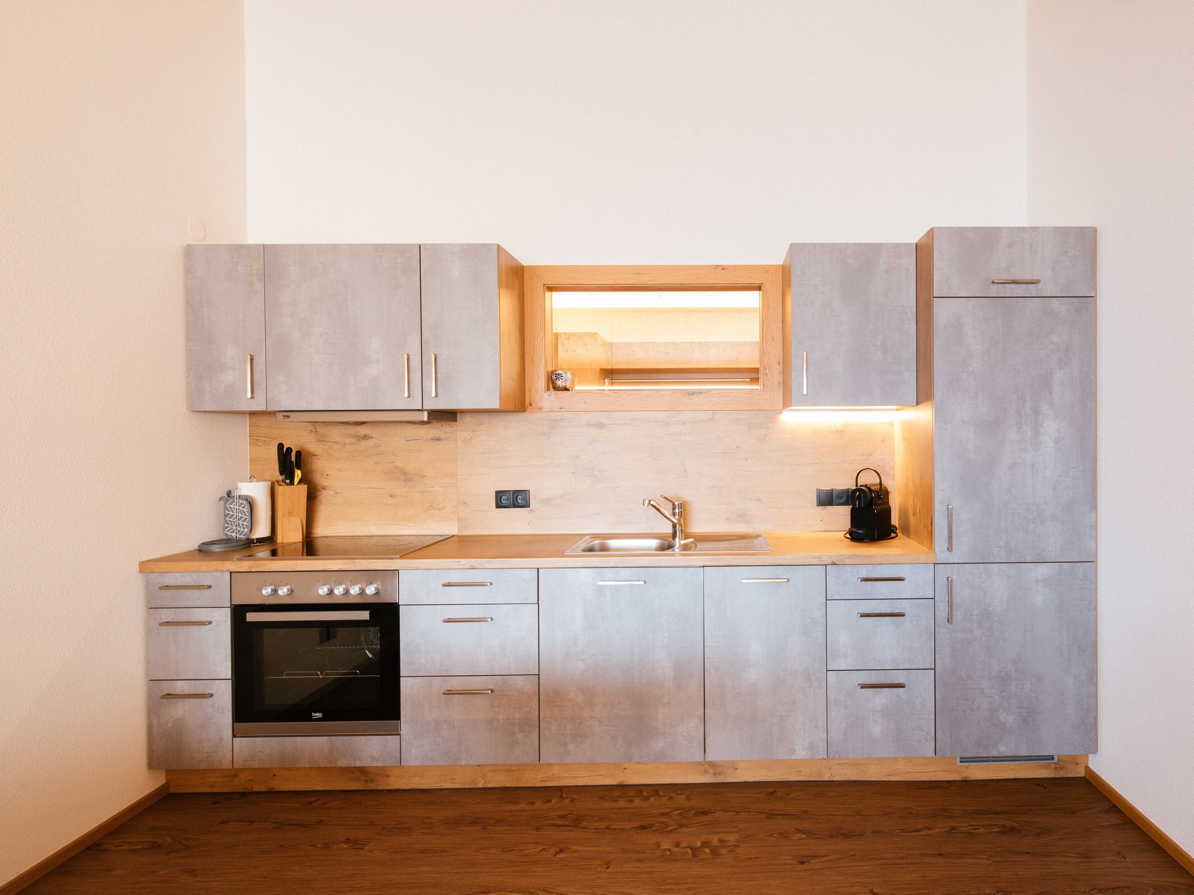 冷蔵庫、電子レンジ、オーブン、コンロ