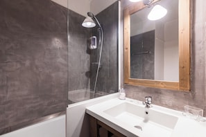 Secador de cabelo, toalhas de banho, sabonete, papel higiênico