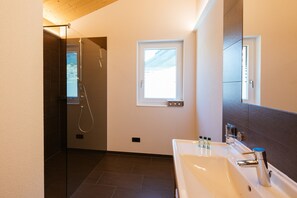 Douche, sèche-cheveux, serviettes fournies